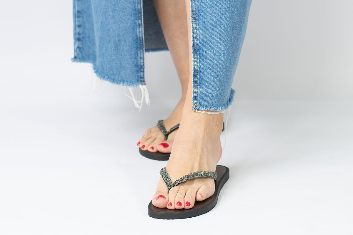 chinelo bico redondo com aplicações pedraria - Preto/Prata Velho