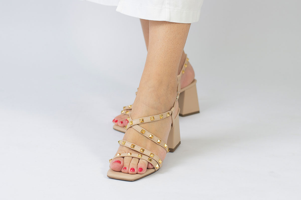 sandalia slingback rockstud - Nude