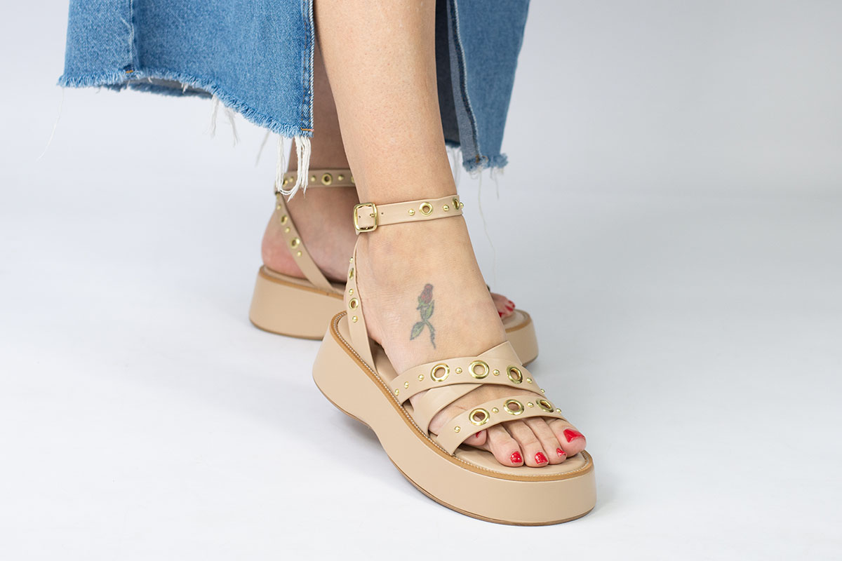 sandália flatform liso cordão com aplicações - Nude