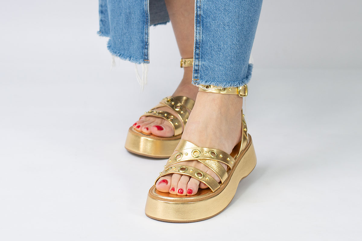 sandália flatform metalizado com aplicações cordão - Dourado