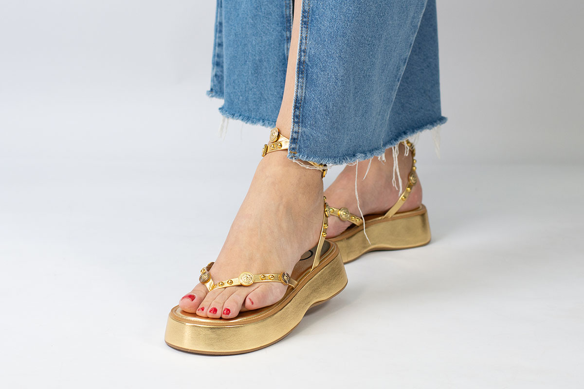 sandália flatform metalizado com aplicações cordão - Dourado