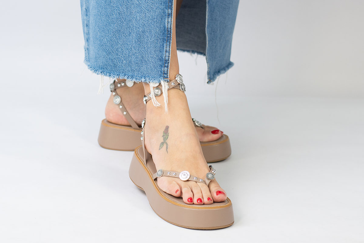 sandália flatform com aplicações cordão - Cinza